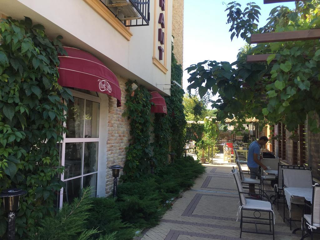 The Step Family Hotel Pantai Sunny Bagian luar foto